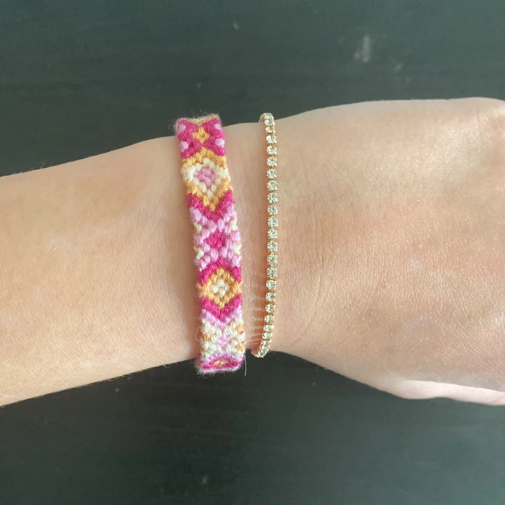 Kompisarmband i en rosa och orange färg🤩 ‼️Läs min bio för mer info‼️  Kontakta för fler frågor eller bilder! (Guldiga armbandet ingår inte) . Accessoarer.