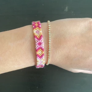 Armband 💗 - Kompisarmband i en rosa och orange färg🤩 ‼️Läs min bio för mer info‼️  Kontakta för fler frågor eller bilder! (Guldiga armbandet ingår inte) 