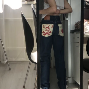 Evisu jeans - Inte använt så ofta. Skateat och ramlat med dom. Men skulle fortarande anse dem i väldigt bra skick. High waist. (173)