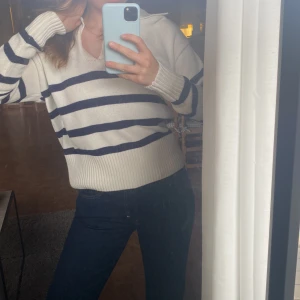 V-ringad tröja  - Perfekt till sommaren! En stickad tröja med en urringning. Sparsamt använd så superfint skick!☀️