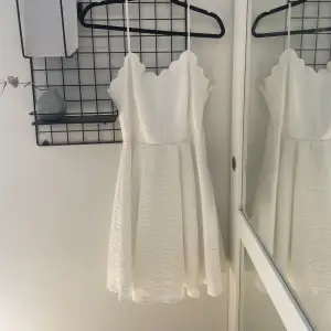 Så söt vit klänning från VILA som kan användas som student eller konfirmationsklänning💞 använd en gång till min egen konfirmation men kommer inte till användning