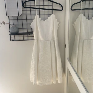 Klänning från vila  - Så söt vit klänning från VILA som kan användas som student eller konfirmationsklänning💞 använd en gång till min egen konfirmation men kommer inte till användning