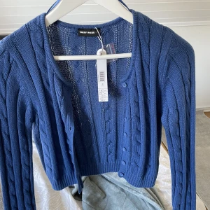 Kofta - Säljer denna blåa oanvända kofta med prislappen kvar från tallyy weijl 