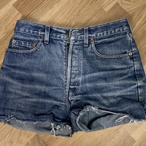Levis shorts  - Ett par skit snygga Levis shorts, tyvärr för stora på mig🫶