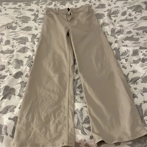 Byxor  - Säljer dessa byxor från H&M pågrund av att dem är för små. Köparen står för frakten. Vill ni veta mer skriv privat. 