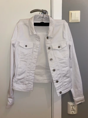 Vit jeansjacka - En vit fin jeansjacka som aldrig blivit använd. Storlek 34. Pris kan diskuteras
