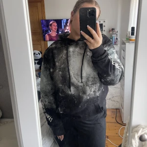 Galax Hoodie  - Så mysig hoodie från Madlady med motiv av en galax 🌌 Denna hoodie säljs inte längre på deras hemsida. Motiv och text på ryggen och text på ärmen. Sann till storlek 💜