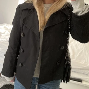 Kort jacka  - Köpte på plick men inte riktigt min stil tyvärr🫶🏼 från h&m