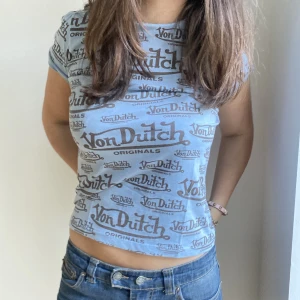 Von Dutch tröja - En väldigt snygg och cool Von Dutch tröja i en fin blå färg! Går ihop med allt och den är väldigt snygg till sommaren!💕Man ser lite av midjan med tröjan på