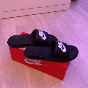 VICTORI ONE SLIDE - Slip-ins black/white - Ett par riktigt feta svart vita ONE SLIDE - Slip-ins från Nike, kommer med låda och kvitto 