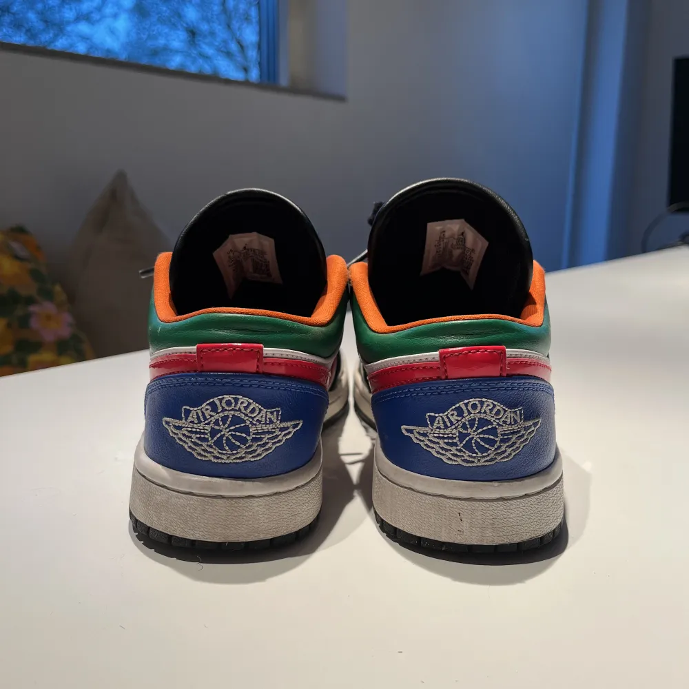 Säljer mina Nike air Jordan 1 low multicolor i storlek 37,5 men som jag skulle säga passa både 37 och 38. De är köpta ett år sedan och använda men skötta väl. Originalkartong finns. . Skor.