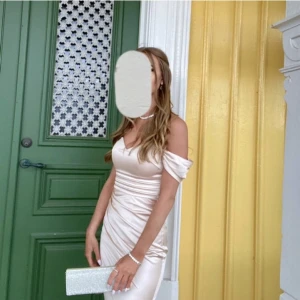 Balklänning  - Balklänning köpt för 5000 säljer för 2000kr ( väska ingår ) använd en gång, klänningen är kemtvättad.  Färg: Champagne 🥂 