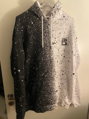 Snygg huvtröja - Huvtröja som är i nyskick, normal i storlek. Mjuk och skön. 