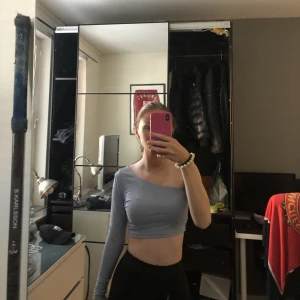 Blå topp - Jag säljer min fina blåa topp i storlek xs/34💘