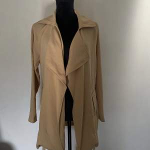 Beige Trenchcoat från BikBok. Jätte fint skick och endast använd 1-2 gånger😊 Passar perfekt nu till sommaren😍