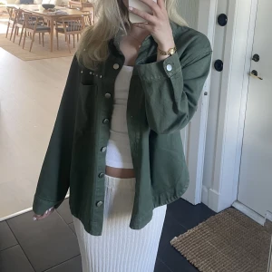 Grön jeans jacka - Säljer denna jätte fina gröna jeans jacka från zara💓köparen står för frakten
