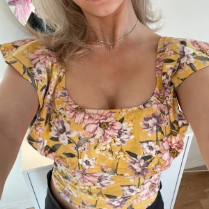 Gulblommig topp - Säljer denna jättesöta gula sommartoppen! Går att ha som ”linne” och offshoulder. Tveka inte att fråga om fler bilder eller något annat! Köparen står för frakt 🚚💗