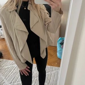 Trenchcoat  - Superfin kortare trenchcoat! Den behöver bara strykas sen är den i gott skick.  Den är väldigt tunn så perfekt till våren och en sommarkväll😍 Köpt på zara, storlek M men är liten i storleken. Passar mig som oftast har XS/S.