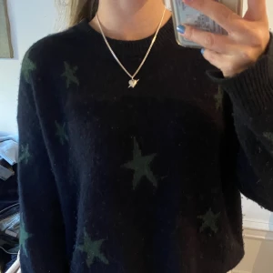 Kashmir tröja - Mörkblå kashmir tröja med mörkgröna stjärnor ❤️ inga hål eller andra defekter, lite nopprig men det kan man ta bort själv🫶🏼🫶🏼