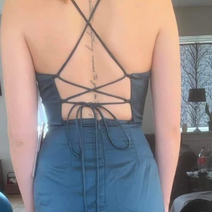 Bal klänning/ finklänning - Lång grön klänning som passar utmärkt nu till balen passar 36 uppåt med den har snörning kan du justera som du vill