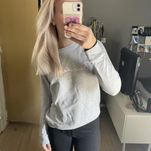 Sweatshirt  - Säljer denna fina sweatshirt från Bondelid, storlek S och inga skador eller tecken på att den blivit använd. Skriv gärna om du har frågor eller vill ha fler bilder 💓