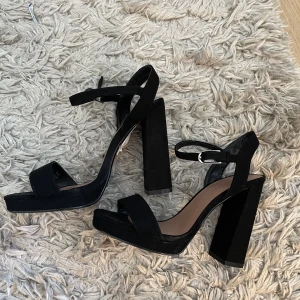 Svarta klackskor  - Svarta klackskor från Topshop i storlek 38. Knappt använda så som nya. Kan mötas upp i mån av tid eller frakta 💖