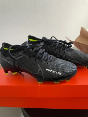 Fotbollsskor  - Helt nya men passade inte mig, köpta för 1700kr 