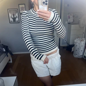 Randig tröja - Säljer denna dina randiga tröja från pieces, den har inte kommit till så mycket användning och är i gott skick🩷🩷