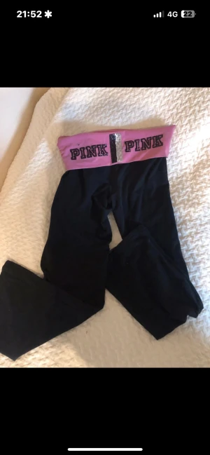 Pink VS yogapants - säljer dessa jättesnygga yogapants från VS Pink, sprättat upp de längst ner för att de ska bli längre. passar nån som är typ 160-163 bäst! ❤️ strlk M men passar flera storlekar! har ett hål där bak men inget man lägger mycket märke till ❤️