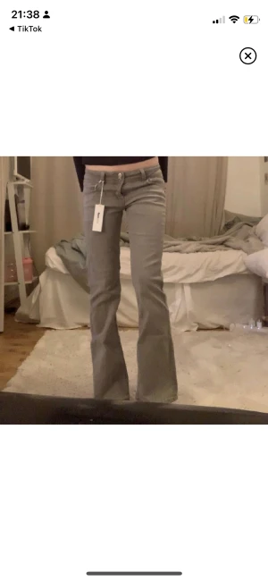 Lågmidjade jeans! - (LÅNADE BILDER)  Säljer dessa jättefina lågmidjade gråa jeansen från Gina Tricot, jätte fina men får inte andvändning av dem💞 Storlek 158 men skulle säga att dem motsvarar 30/32 i vuxen storlek!❤️  Skriv vid funderingar! Buda eller kom med direkt pris! 
