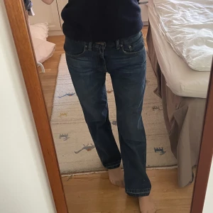 Levis jeans  - Mörkblåa Levis jeans!!! Som referens har jag vanligtvis 34/36 i zara jeans! Frakten är spårbar💗