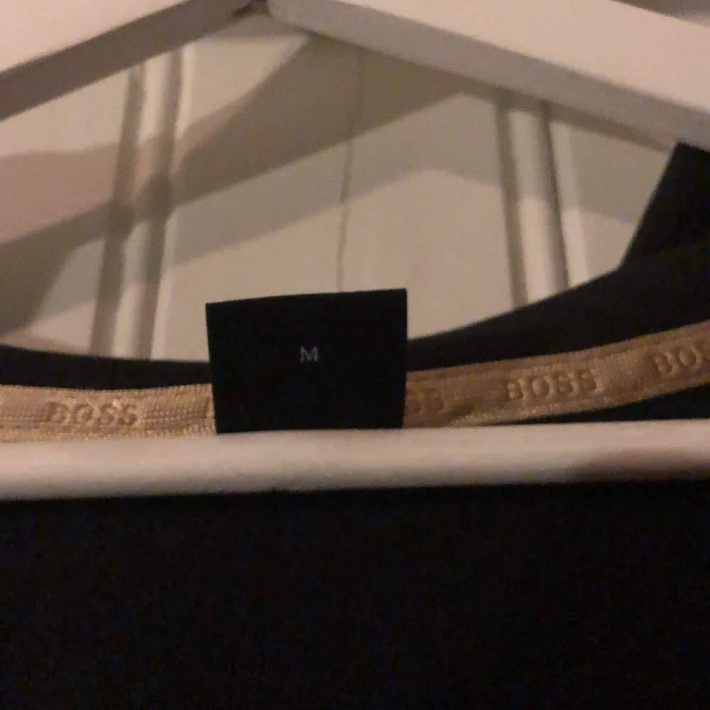 Köpte den för kanske 6 månader sen men har använt den 2 gånger! Inge slitage alls helt sprillans ny, aldrig tvättad. Storlek M men passar L. köpt för 2100 på hugo boss sida ÄKTA!Det är bara att höra av dig så kan jag skicka mer bilder eller detaljer!!. Neuletakit & Villapaidat.