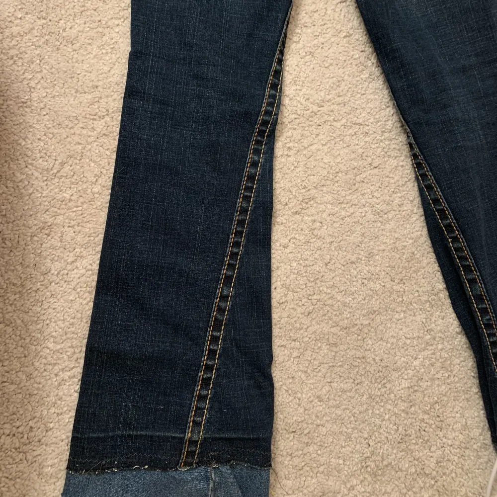 Säljer dessa true religon jeans för de är för små på mig skulle säga att dom är strl 34. Dom är utsvängada nere. Skriv för frågor!❤️ (har inga bilder på då de är för små) . Jeans & Byxor.