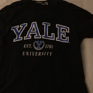 Yale t-shirt - En tröja som typ inte alls är använd prågrund av storleken. Den är typ bara använd 2-3 gånger.