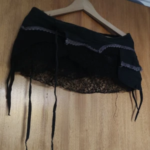 Minikjol  - Minikjol som är mer för att ha över leggings Jätte kort kardborreband som häftar fast kjolen runt midjan Köptes i Portugal  Passar S-M