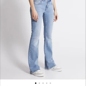 Lågmidjade bootcut  - Är i ny skik ändats andvända en gång köptes för 400kr köparen står för frakten från lager 157❤️