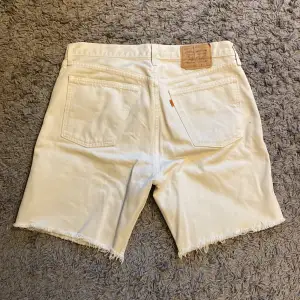 Orange tab Levis jeansshorts i beige. Avklippta, storlek 36 i midjan (ca M/L), perfekta till sommaren, skriv vid fler frågor!