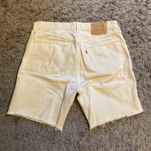 Levis Jeansshorts  - Orange tab Levis jeansshorts i beige. Avklippta, storlek 36 i midjan (ca M/L), perfekta till sommaren, skriv vid fler frågor!