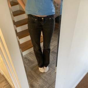 Säljer dessa så snygga Levis jeans som inte kommer till användning längre💛köpta för ca 1200 och är knappt använda så säljer för 400💕bra i längd för mig som är ca 170💕pris kan diskuteras💛