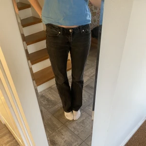Levis jeans - Säljer dessa så snygga Levis jeans som inte kommer till användning längre💛köpta för ca 1200 och är knappt använda så säljer för 400💕bra i längd för mig som är ca 170💕pris kan diskuteras💛