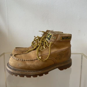 CATERPILLAR BOOTS - Boots från Caterpillar. Storlek 38