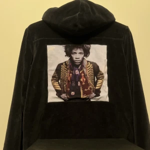 Limito hoodie  - Tjena, säljer nu denna fina och sparsamt använda Limitato hoodien, inköpt från Nk göteborg 3249 kr. Cond 8/10.