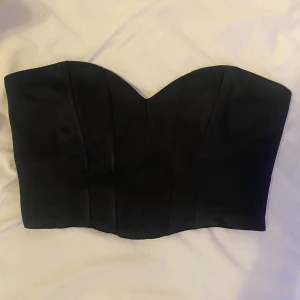 Korsett från zara - Supersnygg svart korsett från zara. Aldrig använd, bra skick. Säljs inte längre. Skriv privat för fler bilder.