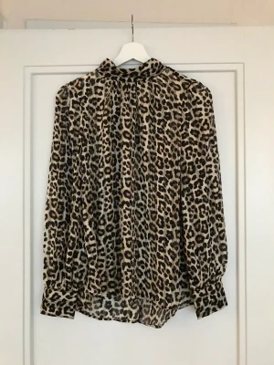 Blus leopardmönster  - Jättefin blus, änvänt fåtal gånger. Jättefint/nytt skick 😊