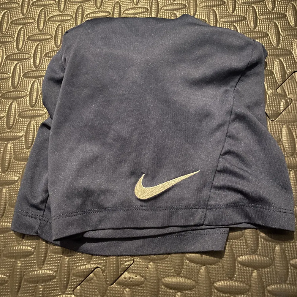 Nike shorts mörk blå (storlek S) 50kr och Nike tröjor ( storlek M på rosa och XL på blå) båda kostar 75kr. Hoodies.