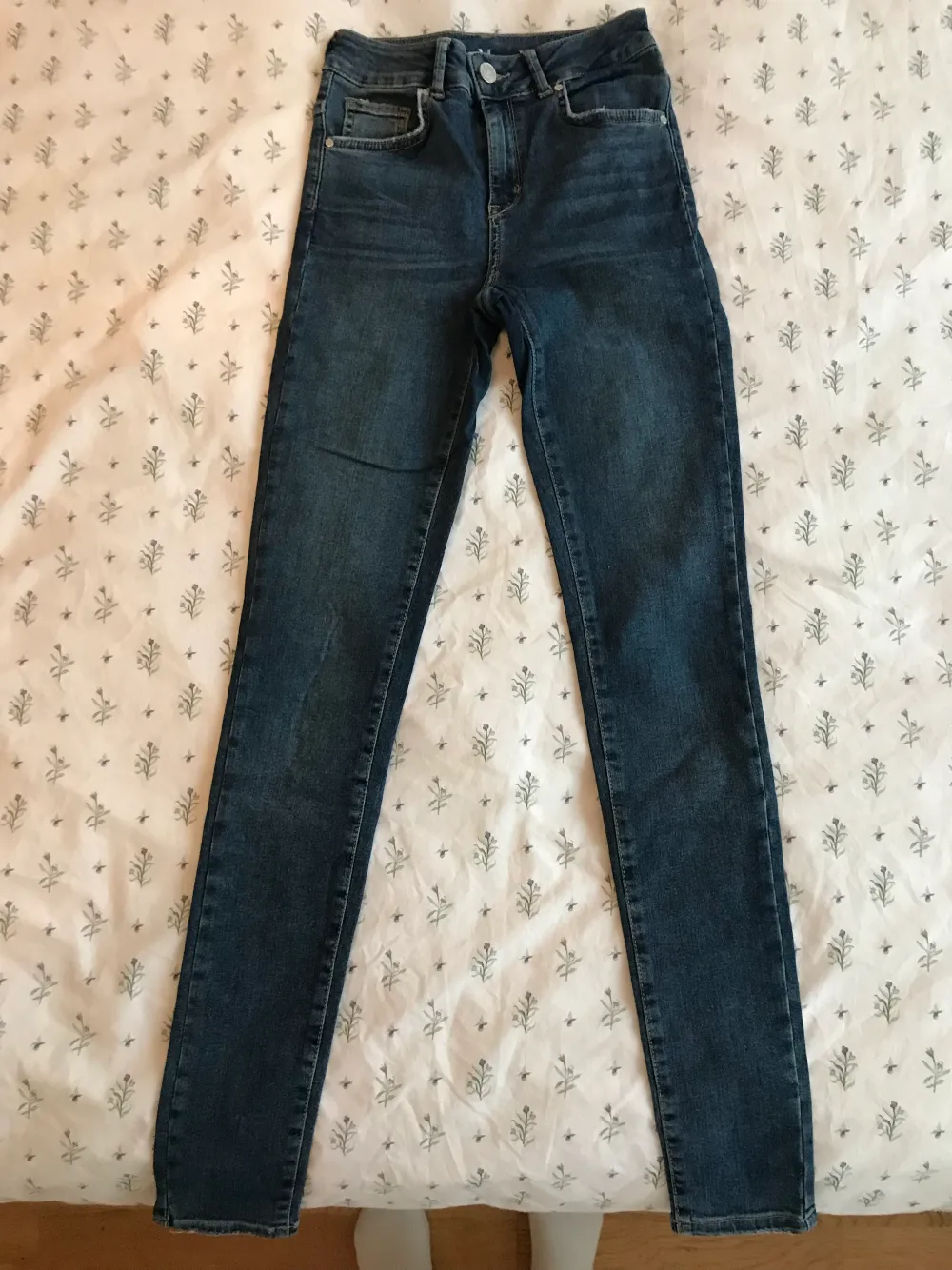 Stretchiga jeans i fint skick! 😊Köpt för 599kr. Jeans & Byxor.