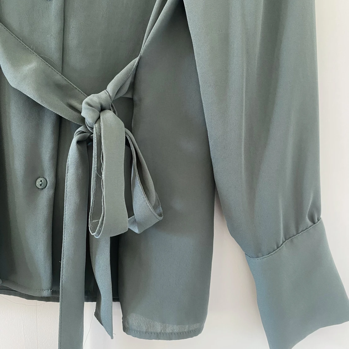 Khakigrön blus med knytning - 91