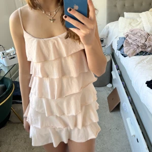 Volamgklänning!! - Så snygg ljusrosa volangklänning!! Den är för kort för mig som är 172 men skulle säga att den passar någon runt 160😍