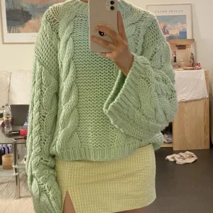 Stickad tröja!  - Perfekta stickade tröjan för sommaren! Otroligt fin! Aldrig använd! Från Nakd. Lagom oversized på mig som brukar ha S!