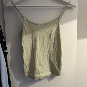 grönt linne - ljusgrönt linne från new yorker. köpt second hand men är oanvänd av mig. har inga defekter.